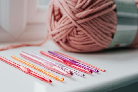 Yarn and series of crochet hooks