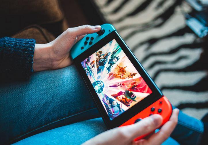 close up of hands holding a Nintendo Switch