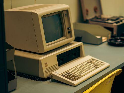 photo of a desktop computer from the 80s 